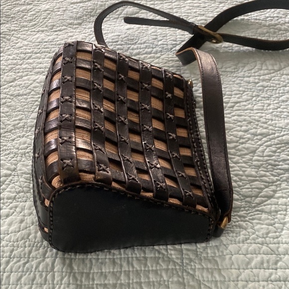 Vintage Black and Tan Leather Crossbody Bag with Woven Design - Picture 4 of 8